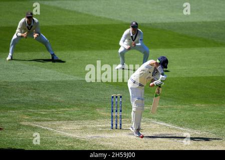 8. November 2021; Melbourne Cricket Ground, Yarra Park, Melbourne, Victoria, Australien: Sheffield Shield Cricket, Victoria gegen New South Wales: Daniel Hughes aus NSW trifft den Ball Stockfoto