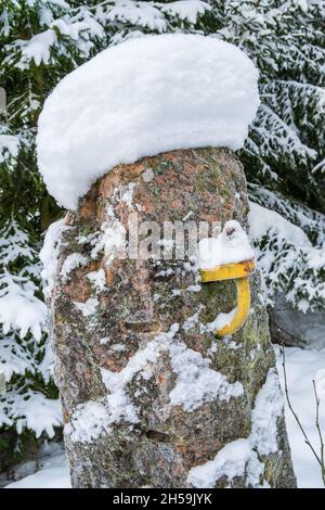 Alte Steinpfosten mit Schnee auf Stockfoto