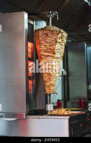 Traditionelle Türkische Küche. Türkischer Kebab-Döner im vertikalen Ofen. Stockfoto