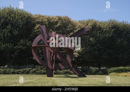 Die rostige Stahlskulptur von Mark di Suvero, Aurora. In der National Gallery of Art Skulpturengarten in Washington DC. Stockfoto