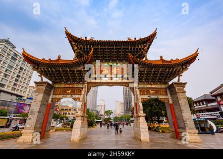Yunnan, China - 28. März 2016: Historisches Wahrzeichen Jinma Biji Tore in Kunming Stadt. Übersetzung „Goldenes Pferd“. Stockfoto