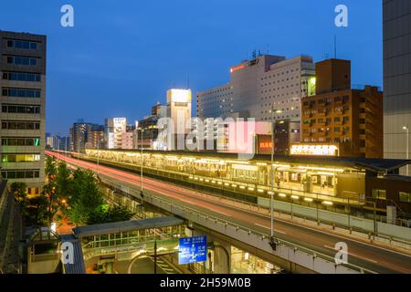 Osaka, Japan - 29. Juni 2019: Abenddämmerung des Omiya-Bahnhofs mit Skyline von Osaka. Stockfoto