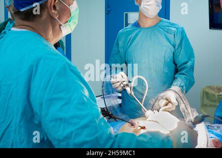 Chirurgische laparoskopische Manipulatoren in den Händen von Chirurgen während einer Operation. Selektiver Fokus. Laparoskopische minimalinvasive Chirurgie. Stockfoto