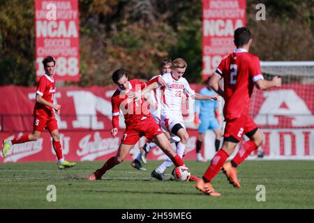 Bloomington, Usa. November 2021. Patrick McDonald von der Indiana University (C) spielt während des Fußballspiels der National Collegiate Athletic Association (NCAA) Big 10 an der Indiana University gegen Rutgers. IU schlug Rutgers 1-0. Kredit: SOPA Images Limited/Alamy Live Nachrichten Stockfoto