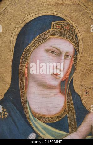 Ein Detail der Jungfrau Maria in einer goldenen Tempera auf einem Tafelbild mit dem Titel Madonna und Kind des italienischen Florentiner Künstlers Giotto. Bei der National GA Stockfoto