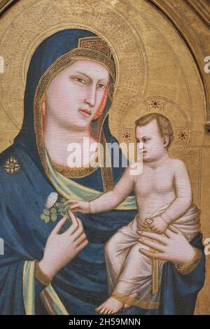 Eine goldene Tempera auf einem Tafelbild mit dem Titel Madonna und Kind des italienischen Florentiner Künstlers Giotto. In der National Gallery of Art in Washington DC. Stockfoto