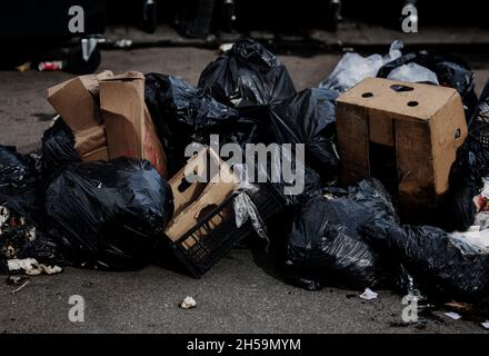 Abfalldeponie-Konzept. Müllhaufen, Müllhalde, Hausmüll, schwarze Säcke Stockfoto