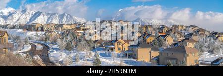 Verschneite Wohngegend in Draper in Utah mit Blick auf die Wasatch Mountains im Hintergrund Stockfoto