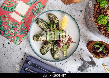 Eine Portion gefüllte Gourmet-Muscheln als Vorspeise Stockfoto