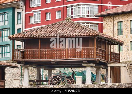 Traditionelles Getreidespeicher-Holzgebäude, horreo, in Asturien, Cabrales. Spanien Stockfoto