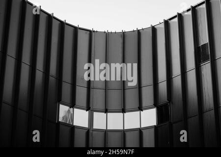 Abstrakte Architektur, Fragment moderner urbaner Geometrie. Wände aus Stahl und Glas. Stockfoto