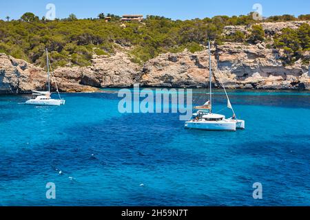 Türkisfarbenes Wasser auf Mallorca. Moro Cove. Mittelmeerküste. Spanien Stockfoto