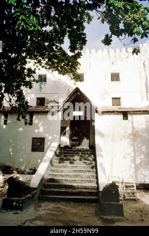 Afrika, Kenia, Lamu Island 1976. Lamu G K Gefängnis mit alten Kolonialherren draußen. Stockfoto