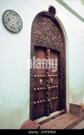 Afrika, Kenia, Lamu Island 1976. Im Swahili-Stil (oder omanisch) geschnitzte Türen in der Stadt. Stockfoto