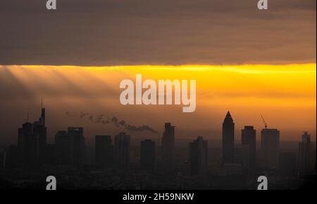 08. November 2021, Hessen, Frankfurt/Main: Die Bankenskilhouette von Frankfurt am Main hebt sich vom Morgennebel ab. Die Temperaturen bleiben im niedrigen einstelligen Bereich, besonders nachts. Foto: Boris Roessler/dpa Stockfoto