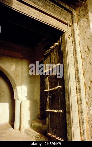 Afrika, Kenia, Lamu Island 1976. Im Swahili-Stil (oder omanisch) geschnitzte Türen in der Stadt. Stockfoto