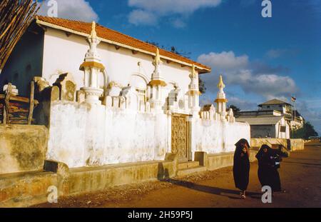 Afrika, Kenia, Lamu Island 1976. Shiaithna-Asheri Moschee am Wasser in Lamu Town. Die Holztür ist wunderschön im arabischen Stil geschnitzt. Stockfoto