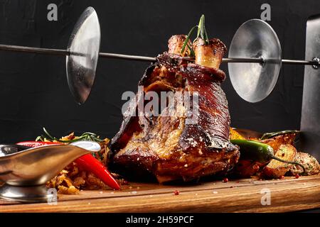 Gebratener Schweinshaxe eisbein mit geschmortem Kohl, Kartoffeln und Senf auf Holzschneidebrett Stockfoto