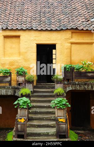 Nur wenige Schritte von der Fassade des Doorway of Orange im Culross Palace, Schottland Stockfoto