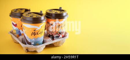 Ukraine, Kiew - 1. November 2021: Kaffee zum Vorbereiten. Gelbes Glas Kaffee aus dem McDonald's-Kopierbereich. Verschiedene Winter Glas Getränk McCafe. Kakaotasse auf der Speisekarte im Fastfood-Restaurant-Banner Stockfoto