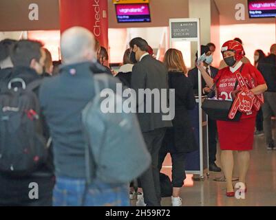 Die Passagiere stehen am T3 des Flughafens London Heathrow in der Schlange, da die USA ihre Grenzen für britische Besucher wieder öffnen, was den Reisesektor erheblich ankurbeln wird. Tausende von Reisenden starten zu lang erwarteten Treffen mit Familie und Freunden auf transatlantische Flüge. Bilddatum: Montag, 8. November 2021. Stockfoto