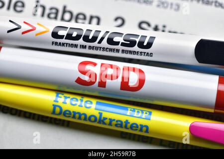 Parteien-Kugelschreiber auf einem Stimmzettel, Koalition aus CDU/CSU, SPD und FDP, Deutschland-Koalition Stockfoto