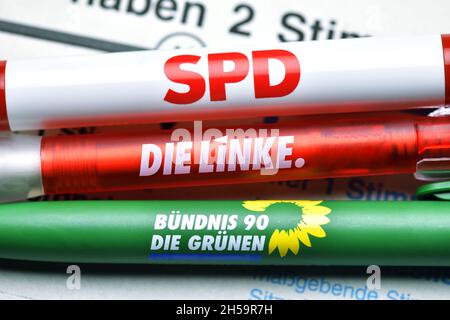 Parteien-Kugelschreiber auf einem Stimmzettel, Koalition aus SPD, die Linke und den Grünen, Mitte-Links-Bündnis Stockfoto