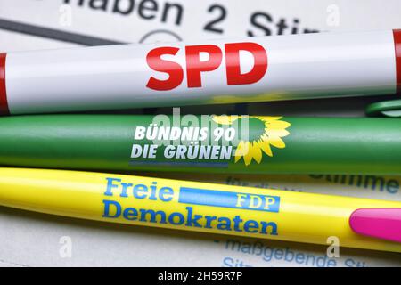 Parteien-Kugelschreiber auf einem Stimmzettel, Koalition aus SPD, der FDP und den Grünen, Ampel-Koalition Stockfoto