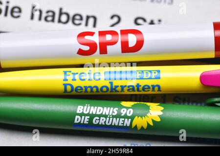 Parteien-Kugelschreiber auf einem Stimmzettel, Koalition aus SPD, der FDP und den Grünen, Ampel-Koalition Stockfoto