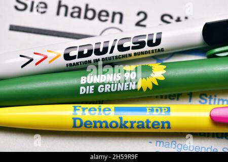 Parteien-Kugelschreiber auf einem Stimmzettel, Koalition aus CDU/CSU, den Grünen und FDP, Jamaika-Koalition Stockfoto