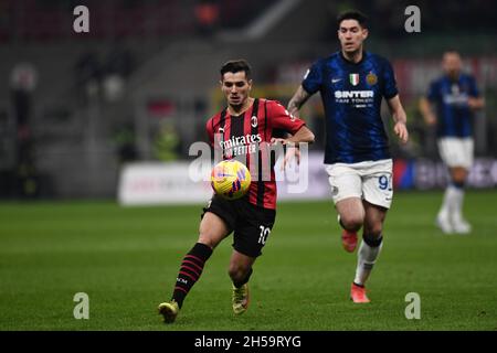 Mailand, Italien. November 2021. Brahim Diaz (Mailand)Alessandro Bastoni (Inter) während des italienischen "Serie A"-Spiels zwischen Mailand 1-1 Inter im Giuseppe Meazza-Stadion am 07. November 2021 in Mailand, Italien. Quelle: Maurizio Borsari/AFLO/Alamy Live News Stockfoto