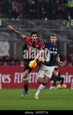 Mailand, Italien. November 2021. Sandro Tonali (Mailand)Edin Dzeko (Inter) während des italienischen "Serie A"-Spiels zwischen Milan 1-1 Inter im Giuseppe Meazza-Stadion am 07. November 2021 in Mailand, Italien. Quelle: Maurizio Borsari/AFLO/Alamy Live News Stockfoto