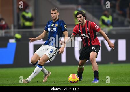 Mailand, Italien. November 2021. Sandro Tonali (Mailand)Edin Dzeko (Inter) während des italienischen "Serie A"-Spiels zwischen Milan 1-1 Inter im Giuseppe Meazza-Stadion am 07. November 2021 in Mailand, Italien. Quelle: Maurizio Borsari/AFLO/Alamy Live News Stockfoto