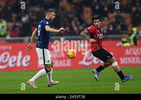 Mailand, Italien. November 2021. Edin Dzeko (Inter)Sandro Tonali (Mailand) während des italienischen "Serie A"-Spiels zwischen Milan 1-1 Inter im Giuseppe-Meazza-Stadion am 07. November 2021 in Mailand, Italien. Quelle: Maurizio Borsari/AFLO/Alamy Live News Stockfoto