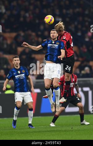 Mailand, Italien. November 2021. Edin Dzeko (Inter)Simon Kjaer (Mailand) während des italienischen "Serie A"-Spiels zwischen Milan 1-1 Inter im Giuseppe-Meazza-Stadion am 07. November 2021 in Mailand, Italien. Quelle: Maurizio Borsari/AFLO/Alamy Live News Stockfoto