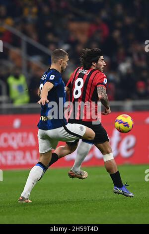 Mailand, Italien. November 2021. Sandro Tonali (Mailand)Edin Dzeko (Inter) während des italienischen "Serie A"-Spiels zwischen Milan 1-1 Inter im Giuseppe Meazza-Stadion am 07. November 2021 in Mailand, Italien. Quelle: Maurizio Borsari/AFLO/Alamy Live News Stockfoto