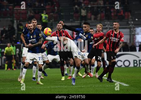 Mailand, Italien. November 2021. Lautaro Martinez (Inter) während des italienischen "Serie A"-Spiels zwischen Mailand 1-1 Inter im Giuseppe Meazza-Stadion am 07. November 2021 in Mailand, Italien. Quelle: Maurizio Borsari/AFLO/Alamy Live News Stockfoto