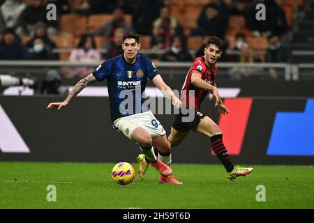 Mailand, Italien. November 2021. Alessandro Bastoni (Inter)Brahim Diaz (Mailand) während des italienischen "Serie A"-Spiels zwischen Milan 1-1 Inter im Giuseppe-Meazza-Stadion am 07. November 2021 in Mailand, Italien. Quelle: Maurizio Borsari/AFLO/Alamy Live News Stockfoto