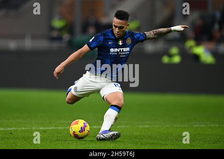 Mailand, Italien. November 2021. Lautaro Martinez (Inter) während des italienischen "Serie A"-Spiels zwischen Mailand 1-1 Inter im Giuseppe Meazza-Stadion am 07. November 2021 in Mailand, Italien. Quelle: Maurizio Borsari/AFLO/Alamy Live News Stockfoto