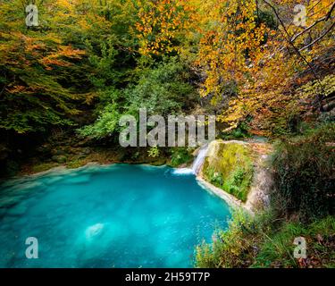 Wald türkisblauen See mit weißen Marmorsteinen und Wasserfällen im Naturpark Urbasa-Andia, Urederra. Stockfoto