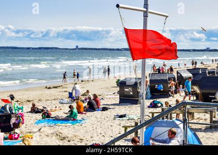 Rote Fahne der DLRG am Ostsee-Strand zeigt Badeverbot an in Scharbeutz, Schleswig-Holstein, Deutschland, Europa Stockfoto