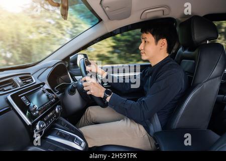junger Mann, ein Auto zu fahren Stockfoto