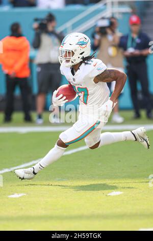 Sonntag, 7. November 2021; Miami Gardens, FL USA; der Miami Dolphins Wide Receiver Jaylen Waddle (17) läuft im Hard Rock Stadium gegen die Houston Texans zurück. Die Delfine schlugen die Texaner mit 17:9. (Kim Hukari/Bild des Sports) Stockfoto