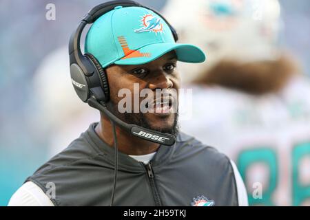 Sonntag, 7. November 2021; Miami Gardens, FL USA; Miami Dolphins Cheftrainer Brian Flores während eines Spiels der NFL gegen die Houston Texans im Hard Rock Stadium. Die Delfine schlugen die Texaner mit 17:9. (Kim Hukari/Bild des Sports) Stockfoto