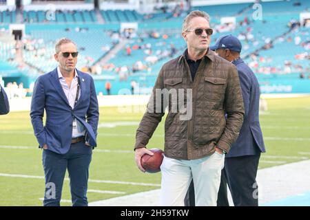 Sonntag, 7. November 2021; Miami Gardens, FL USA; Tom Garfinkel, Vice Chairman, President und Chief Executive Officer von Miami Dolphins, war bei Vorspielaufwärmungen vor einem NFL-Spiel gegen die Houston Texans im Hard Rock Stadium am Rande. Die Delfine schlugen die Texaner mit 17:9. (Kim Hukari/Bild des Sports) Stockfoto