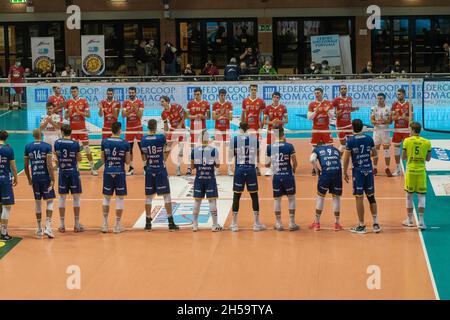 Ravenna, Italien. November 2021. Beide Teams auf dem Platz während des Consar Ravenna vs Leo Shoes Modena, Volleyball Italienische Serie A Männer Superliga Meisterschaft in Ravenna, Italien, November 07 2021 Quelle: Independent Photo Agency/Alamy Live News Stockfoto