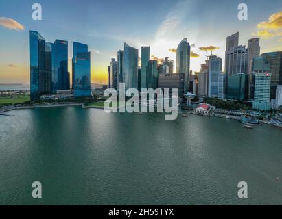 SINGAPUR - 31. Januar 2020: Luftaufnahme des Innenstadtviertels von Singapur bei Sonnenuntergang Stockfoto