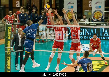 Ravenna, Italien. November 2021. Yoandy Leal (Modena) Spike während Consar Ravenna vs Leo Shoes Modena, Volleyball Italienische Serie A Männer Superleague Championship in Ravenna, Italien, November 07 2021 Credit: Independent Photo Agency/Alamy Live News Stockfoto