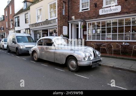 Silberner Klassiker vintage Bristol 403 50er Jahre Auto geparkt vor den Geschäften in der Straße Rye East Sussex England im Herbst 2021 KATHY DEWITT Stockfoto