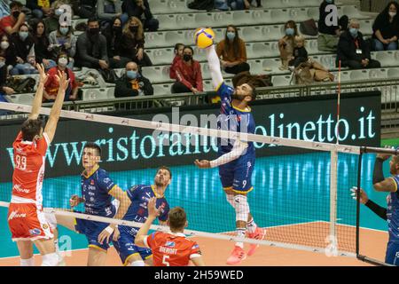 Ravenna, Italien. November 2021. Earving Ngapeth Spike während Consar Ravenna vs Leo Shoes Modena, Volleyball Ital Serie A Männer Superleague Championship in Ravenna, Italy, November 07 2021 Quelle: Independent Photo Agency/Alamy Live News Stockfoto